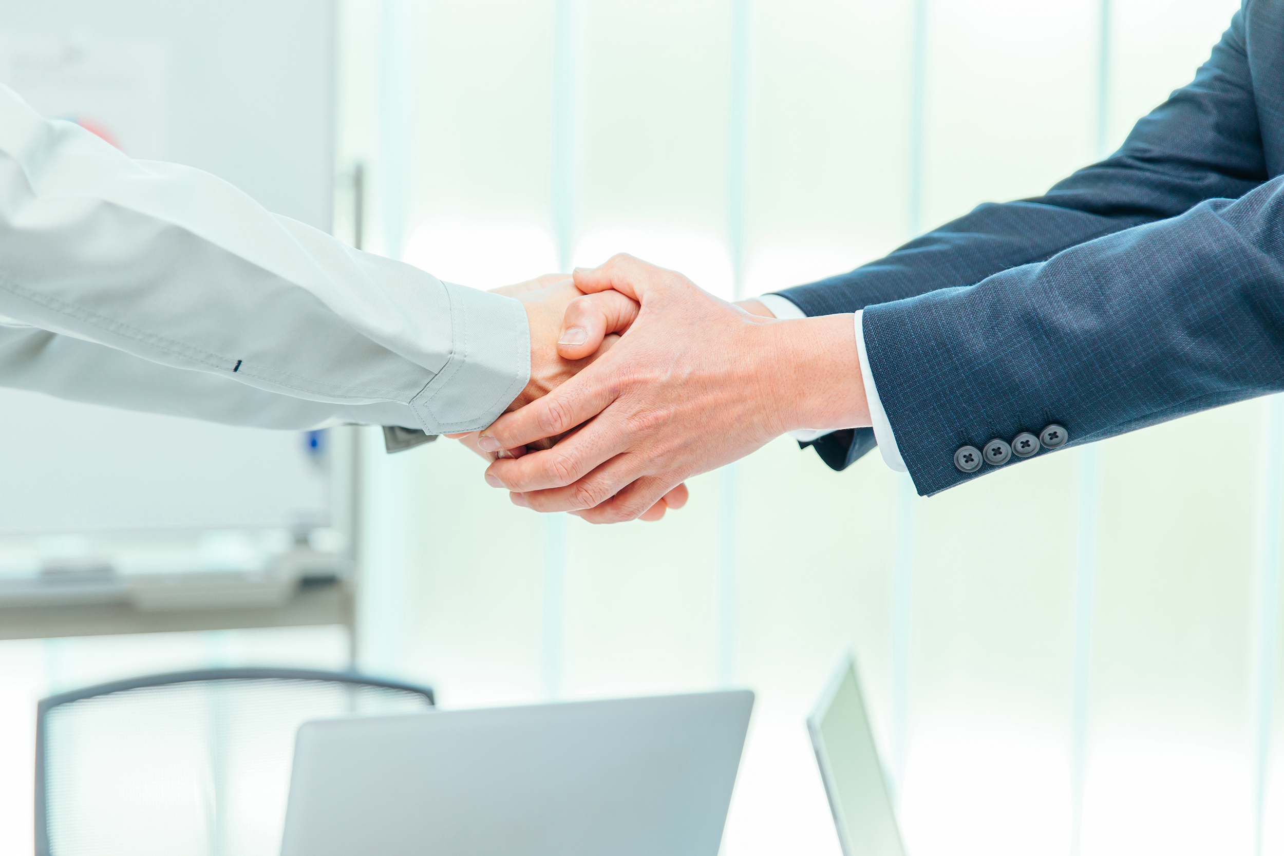 手を取り合っている写真